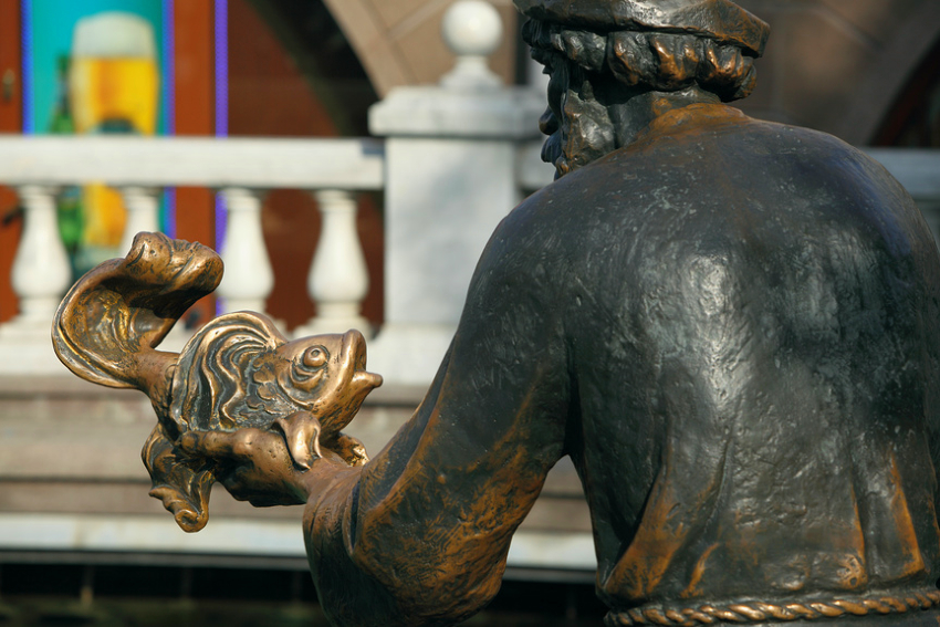 Москва. Александровский сад. Скульптура рыбака с золотой рыбкой в руках